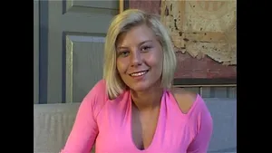 Caroline Eden blonde française baise hardcore avec Ian Scott