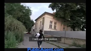 Brune baisée sauvagement dans voiture par faux agent