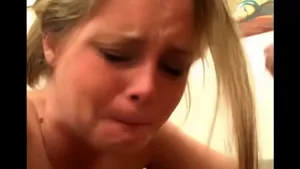 Première sodomie douloureuse d'une blonde rasée