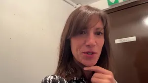 Fan baise sauvagement une salope sur parking public