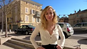 Elisa blonde aux gros seins naturels casting amateur