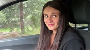 Brunette timide se fait défoncer le cul profondément