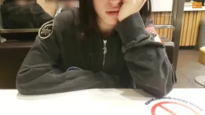 Salope contrôlée par Lovense Lush en public - Orgasmes