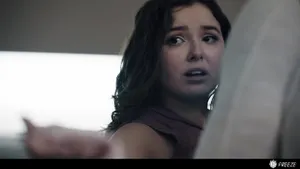 Beau-père domine sa belle-fille à lunettes