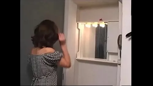 MILF italienne en bas séduit avec ses pieds sexy