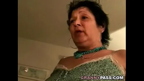 Grand-mère suce une bite et reçoit du sperme sur le visage