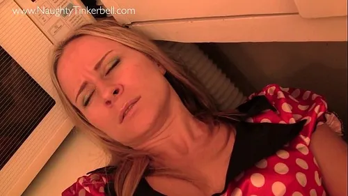 MILF blonde dilate son urètre avec des sondes médicales