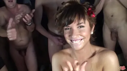 Bukkake amateur - 17 bites pour un facial explosif