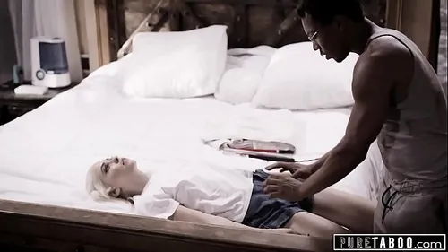 Blonde aveugle baisée par médecin noir à grosse bite