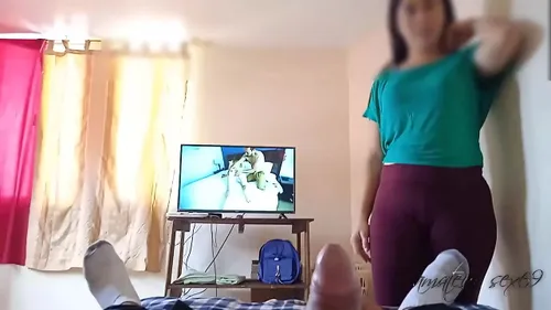 MILF espionne et se fait baiser par son beau-fils