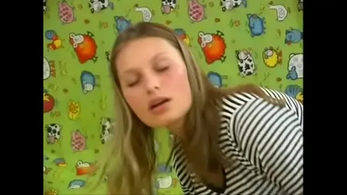 Blonde aux gros seins naturels se caresse la poitrine