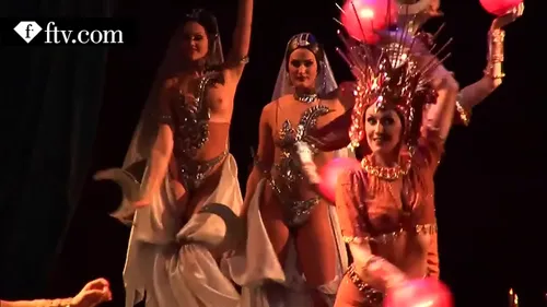 Strip-tease français au cabaret - Danseuses nues