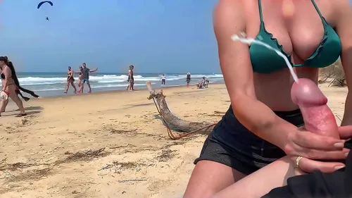 MILF à gros seins branle sa bite jusqu'à l'éjaculation