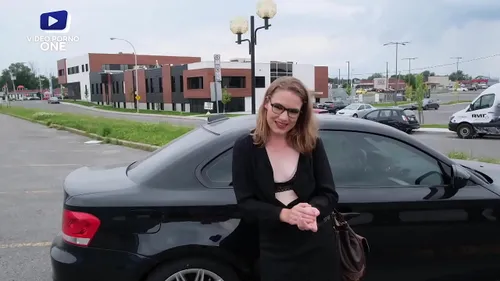 Brunette en lingerie reçoit sperme sur visage après pipe