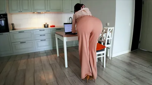 Belle-mère MILF domine son beau-fils en érection