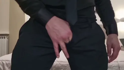 Homme se branle et éjacule en gémissant - Solo masculin