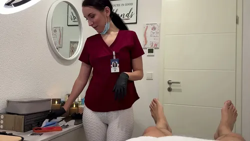 Infirmière suce bite après laser sur couilles - Fellation