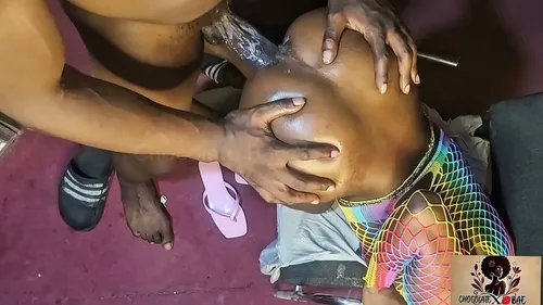 Blackette se fait défoncer le cul par une grosse bite
