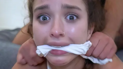 Jeune brunette baisée brutal - éjac faciale amateur