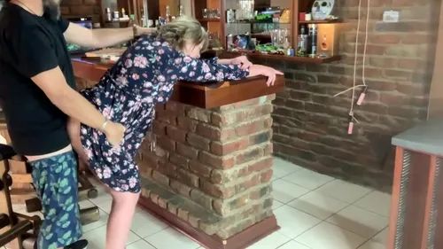 MILF blonde baisée sauvagement sous sa jupe courte