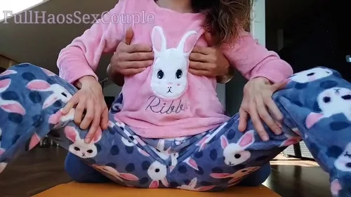 Beau-père tripote sa belle-fille asiatique qui se masturbe