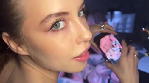 Cameraman baise actrice blonde tatouée en coulisses