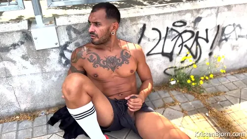 Ramassage gay : Max baise Lucio dans la rue