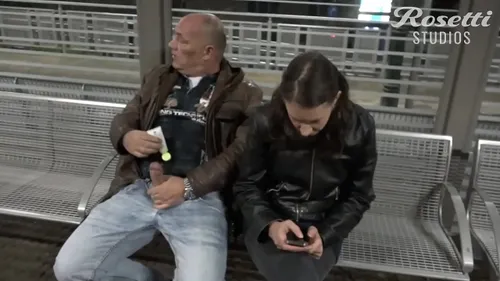 Branlette publique dans une gare - Exhib risqué
