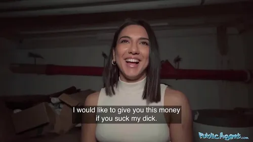 Étudiante brune baisée par agent public dans la rue