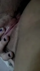 MILF ronde se masturbe avec ses gros doigts