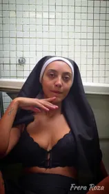 Nonne perverse se branle avec énorme vibromasseur XXL