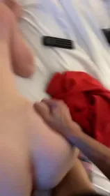 Maigre aux petits seins avale sperme après baise hard